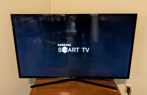 lot 20 image: Samsung 42 Smart TV