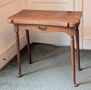 lot 25 image: Vintage Chippendale Style Maple Accent Table