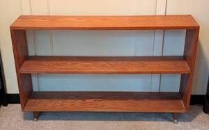 lot 21 image: Mid Century Three Tiered Wood Bookcase