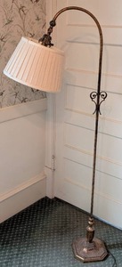 lot 39 image: Vintage Brass Floor Lamp