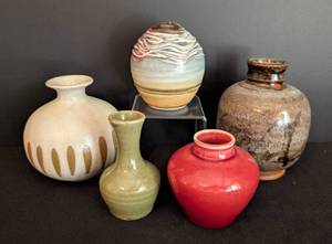 lot 139 image: Small Vintage Pottery Vases including Pigeon Forge Pottery
