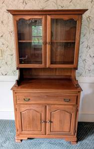 lot 7 image: Vintage Crawford Furniture Co. Display Hutch