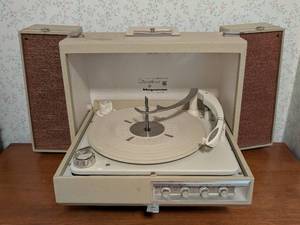 lot 185 image: Magnavox Stereophonic Portable Turntable