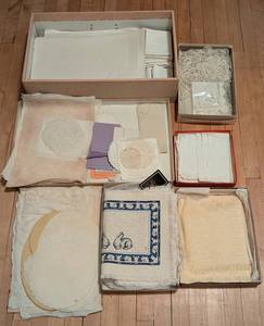 lot 173 image: Assorted Vintage Table Linens