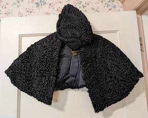 lot 228 image: Vintage Kogen Furs Lambswool Cape and Hat