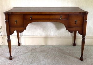 lot 256 image: Vintage Traditional English Writing Desk