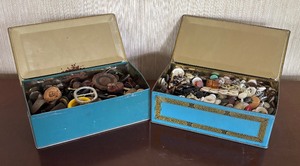 lot 260 image: Vintage Tins with a Large Variety of Vintage Buttons