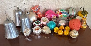 lot 263 image: Pretty Vintage Ornaments