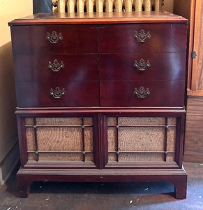 lot 350 image: Vintage RCA Victor Record Player  Stereo Cabinet