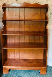 lot 358 image: Vintage Ethan Allen Maple Bookshelf