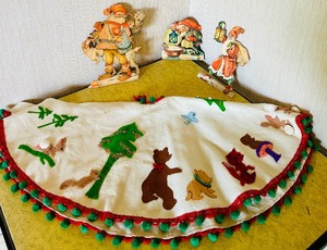 lot 306 image: Amazing Vintage Christmas Ornaments and Tree Skirt