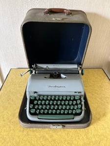 lot 308 image: Vintage Remington Typewriter with Case