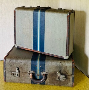 lot 301 image: Vintage Airess Atlas of Chicago Vintage Suitcases