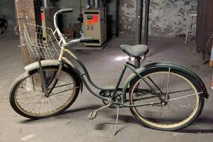 lot 6 image: Vintage Schwinn Womens Spitfire Cruiser