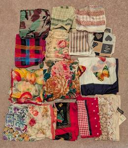 lot 247 image: Large Variety of Vintage Echo Scarves