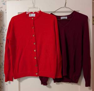 lot 316 image: Pair of Womens Cashmere Sweaters