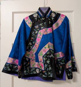lot 319 image: Vintage Embroidered Chinese Silk Jacket