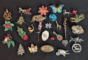 lot 321 image: Assorted Vintage Brooches
