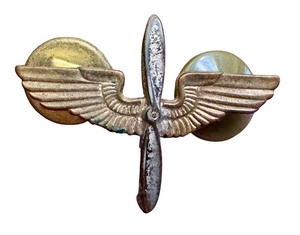 lot 394 image: Vintage WWII Army Air Corps Officer Pilot Pin