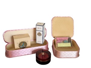 lot 404 image: Vintage Feminine Fun Things with Dresser Boxes