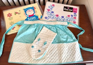lot 408 image: Vintage Apron and Oven Mitt Set