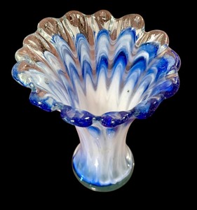 lot 151 image: Vintage Murano Art Glass Hand Blown Swung Vase