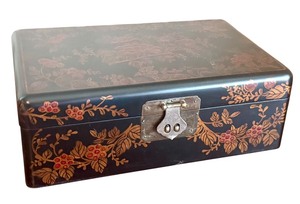 lot 372 image: Fabulous New Victoria Jewelry Case