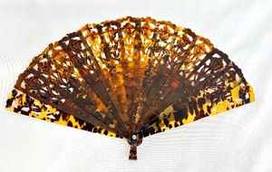 lot 36JJ image: Vintage 13.5 Tortoise Shell Style Folding Hand Fan