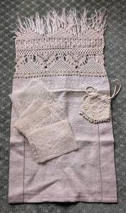 lot 431 image: Vintage Lace Runner, Coin Purse and Remnants