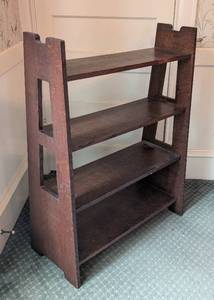 lot 446 image: Vintage Arts and Crafts Style Oak Bookshelf