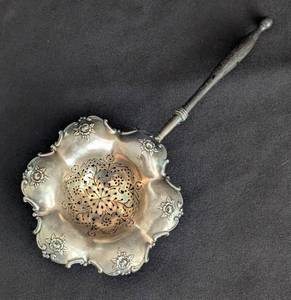 lot 447A image: Vintage Sterling Silver Tea Strainer