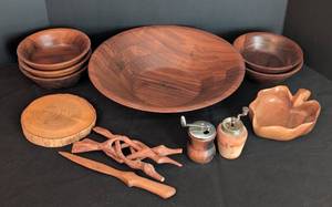 lot 471 image: Vintage Wood Servingware