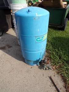 lot 12 image: Pressure tank - blue