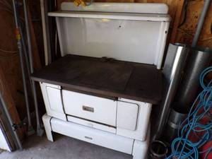 lot 13 image: Vintage Eureka Cooking Stove