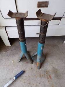 lot 21 image: Pair of Jack Stands