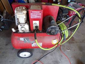 lot 22 image: Red air compressor with Green hose