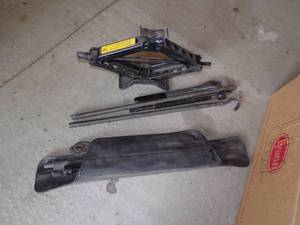 lot 57 image: Car jack with tool