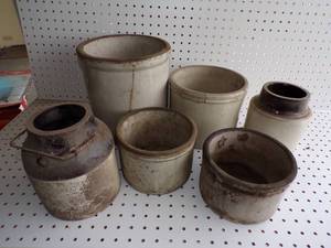 lot 133 image: Vintage Stoneware crocks including Vintage Redwing #2