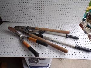 lot 175 image: Trio of Pruners