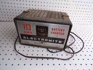 lot 178 image: Battery Charger