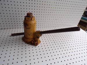 lot 213 image: Yellow Bottle Jack 12 Ton