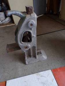 lot 215 image: BIG Jack 15 Ton