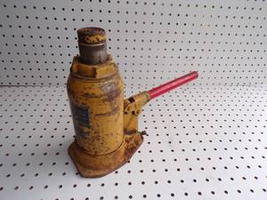 lot 214 image: 12 ton Bottle Jack Yellow with Red Handle