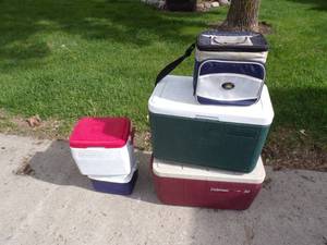 lot 235 image: Coolers- 2 Small , 2 Medium, Lunch bag cooler