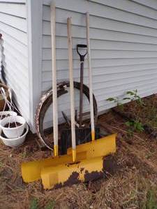 lot 243 image: Snow Shovels