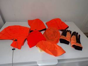 lot 279 image: Hunting Gloves and 6 Hats - Orange