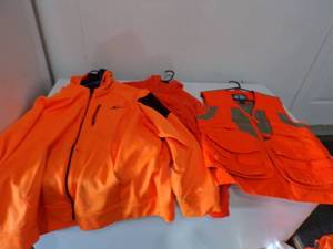 lot 282 image: Orange Hunting Gear- 2x zip up sweatsuit, unknow zip up sweatsuit