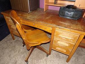 lot 371 image: Vintage Desk and Chair - HEAVY