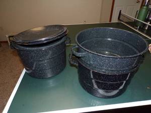 lot 390 image: Canning Pots