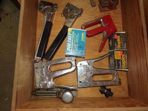 lot 427 image: Staplers and Staples and Tackers